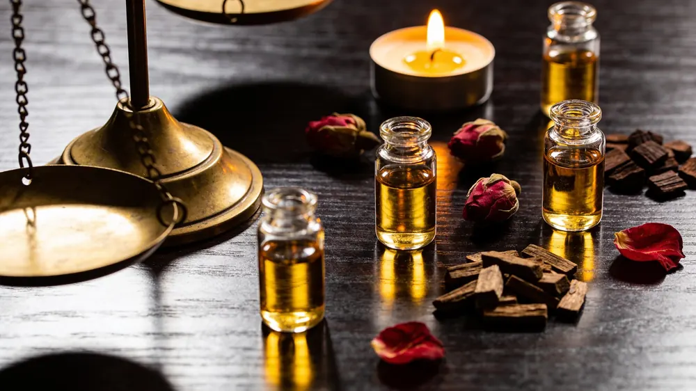 طاولة معطّر الدار بميزانها النحاسي وقواريرها